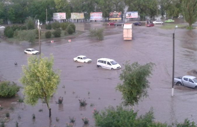 В Каховке сильный ливень затопил часть города