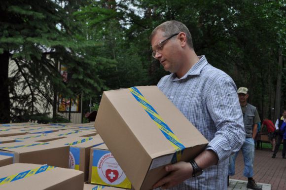 Александр Вилкул доставил в Донецкую область гуманитарную помощь в лагеря беженцев из зоны конфликта