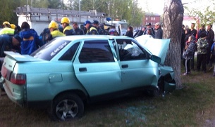 В Каланчакском районе машина влетела в дерево, водитель - в больнице