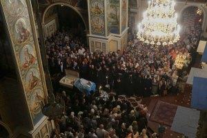 Тысячи украинцев пришли попрощаться с митрополитом Владимиром