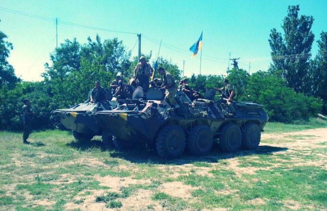 На Арабатке туристы фотографируются на боевой броне