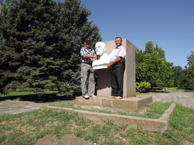 В Каланчаке вместо поваленной статуи Ленину установили его бюст