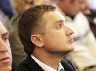 Гречишкин подал иск о защите чести, но попросил отложить суд на два месяца