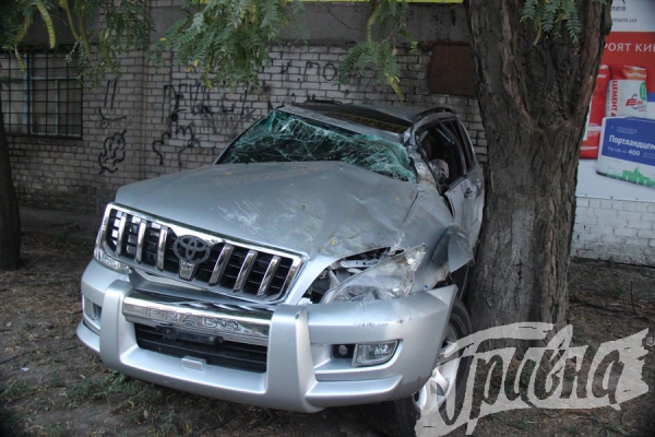 В Херсоне не разминулись два дорогих внедорожника