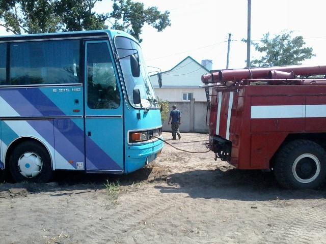 В Старой Збурьевке спасатели помогли малышам добраться до моря