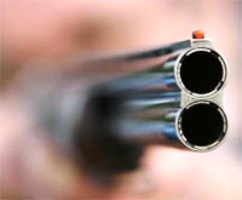 В Херсоне пьяный посетитель кафе улаживал конфликт с помощью ружья и пистолета