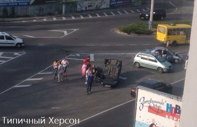 В Херсоне на площади Ганнибала в результате ДТП перевернулся автомобиль