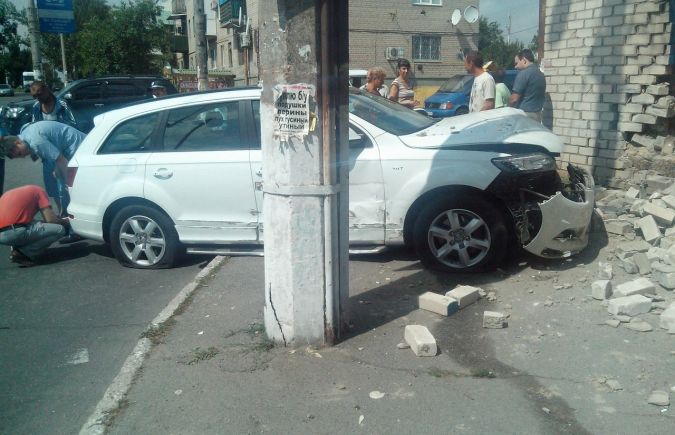 В Херсоне крутая иномарка «влетела» в жилой дом