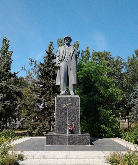 Суд отказал Скадовской самообороне демонтировать памятник Ленину