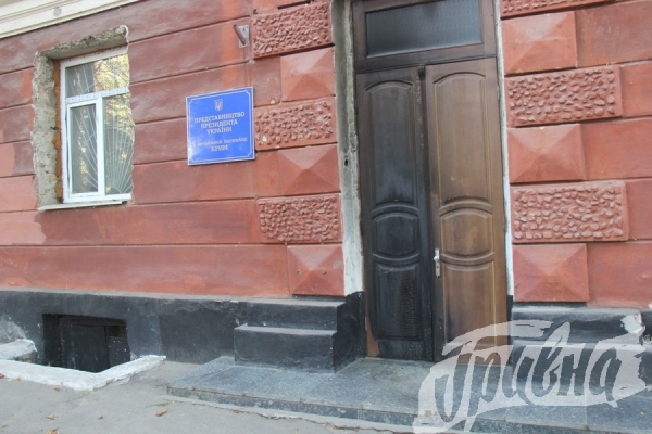 В Херсоне неизвестные подожгли входную дверь представительства Президента Украины в Крыму