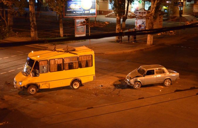 В Херсоне "Жигули" врезались в маршрутку