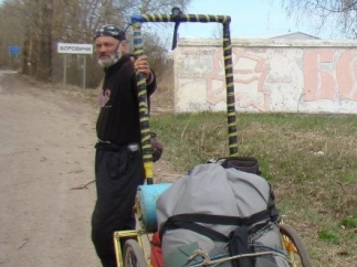 Известный путешественник для разминки пешком отправился из Днепропетровска в Каховку
