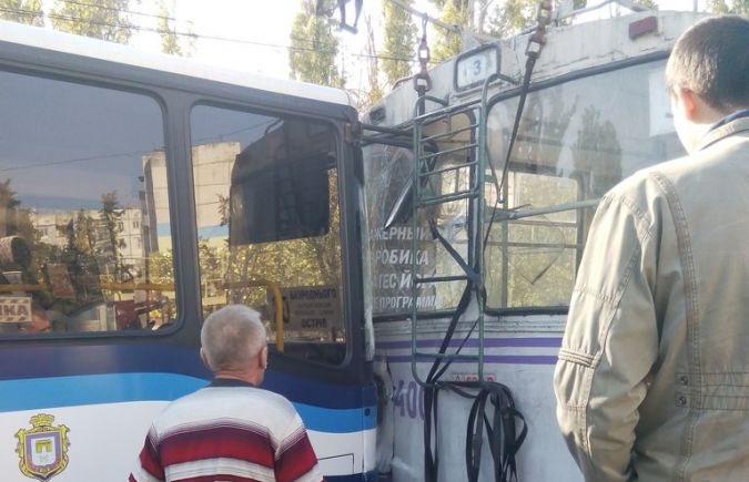В Херсоне в результате столкновения маршрутки и троллейбуса пострадал один человек