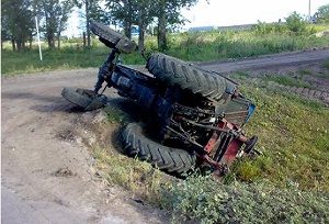 В Каховском районе перевернулся трактор