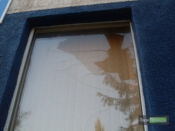 В окно редакции новокаховской газеты бросили кирпич с примотанной статьей об одном из кандидатов в нардепы