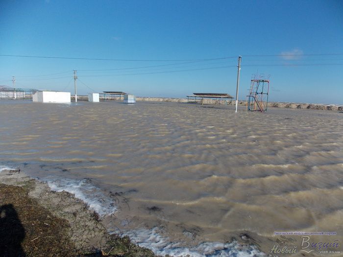 В день выборов в Геническе затопило городской пляж