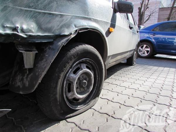 В Херсоне злоумышленники повредили автомобиль руководителя Самообороны