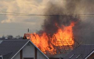 За сутки херсонским спасателям пришлось трижды тушить крыши домов