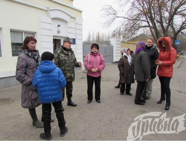 Родственники мобилизованных херсонцев пикетировали воинскую часть