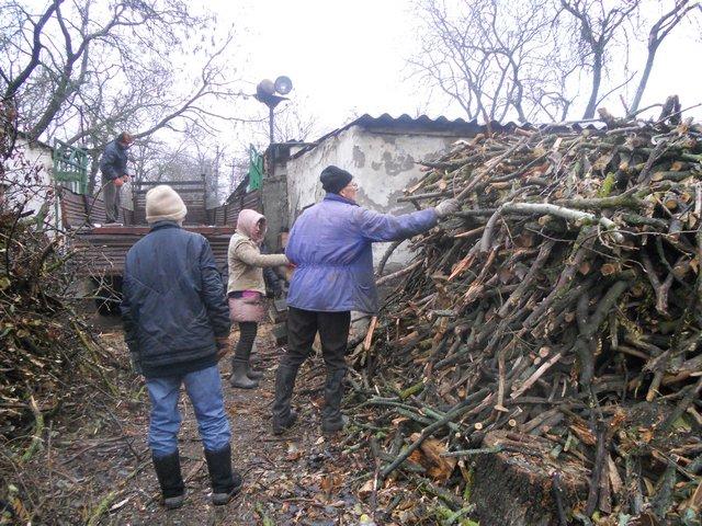 Волонтеры отправили военным в Красный Чабан грузовик с дровами