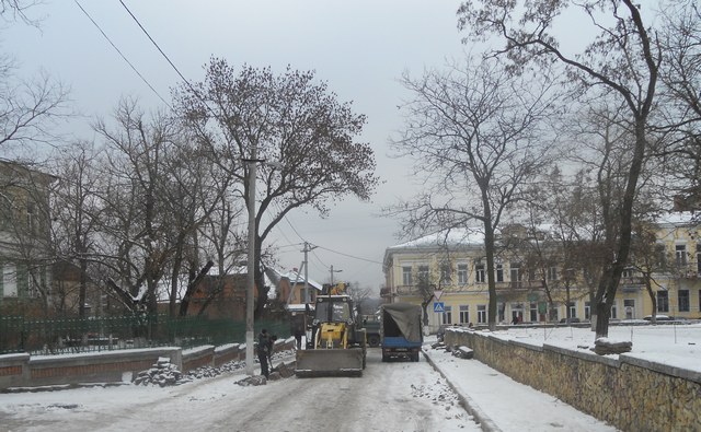 В Херсоне возле 20-й гимназии восстановят историческую гранитную мостовую