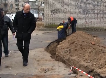 Мэр Цюрупинска решил лично проверить, как ремонтируют дом с аварийной проводкой