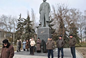 В Скадовске требуют снести памятник Ленину. Мэр и секретарь горсовета игнорируют горожан