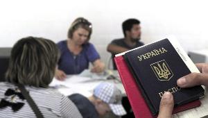 Беженцам из Крыма и Донбасса мэрия Херсона "подарила" по 300 гривен
