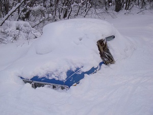 Мародеры разобрали автомобиль, застрявший в снегу под Херсоном