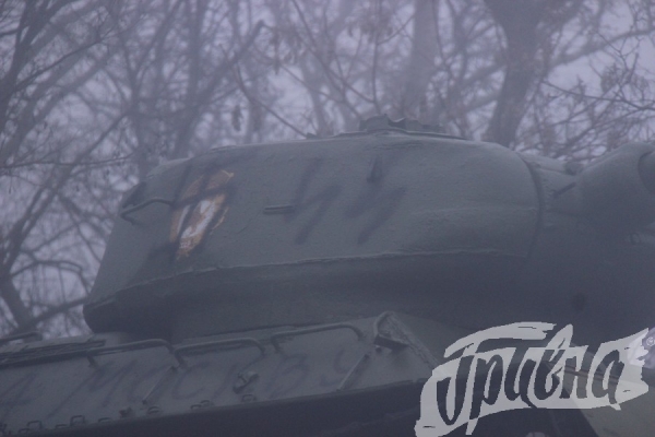 В Херсоне свастикой разрисовали танк-памятник и украинский флаг на стеле "Искре"