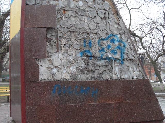 На памятнике "Искре" продолжают упражняться "мастера" граффити
