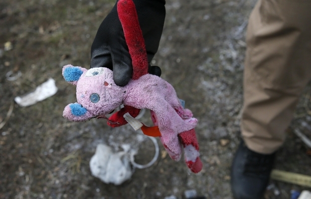 Боевики закладывают взрывчатку в детские игрушки, книжки и коробки из-под конфет - Яценюк