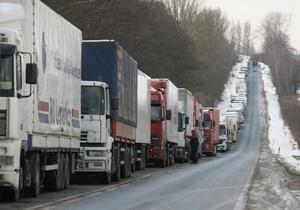 На границе с Крымом в очередях стоит почти 400 грузовиков