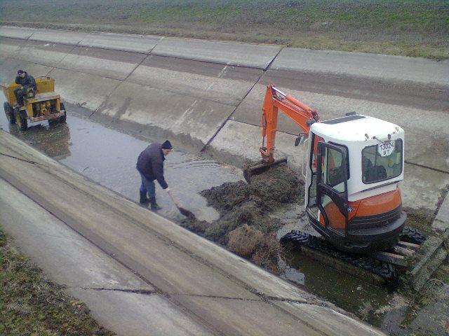 В Каховке продолжают чистить и ремонтировать оросительные каналы