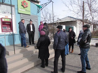 В Каховке возле «Надра Банка» в ожидании денег собираются вкладчики
