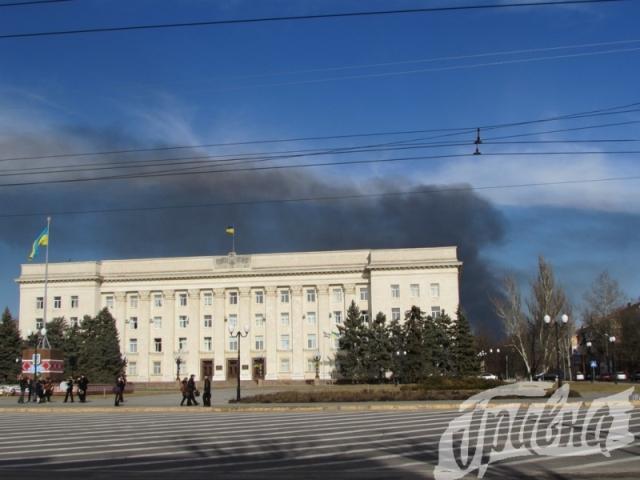 Здание Херсонской ОГА окутано дымом