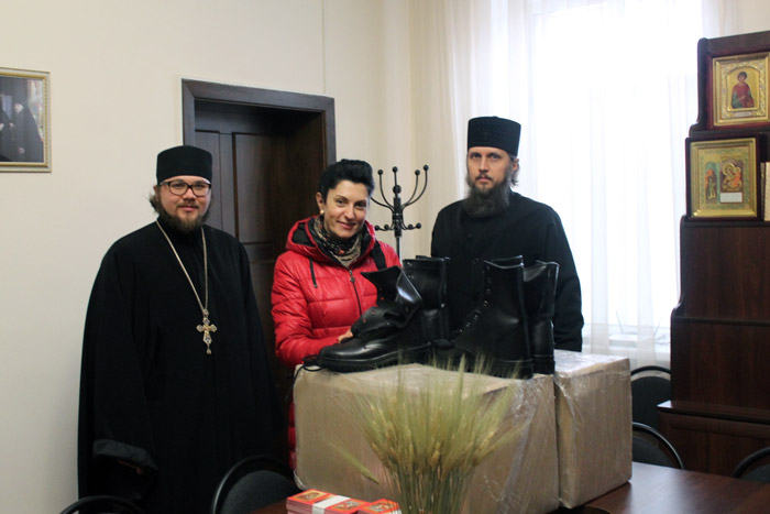 Священники Новокаховской епархии передали помощь бойцам в зоне АТО