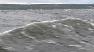 Сегодня ночью на Каховском водохранилище волны могут достичь двух метров