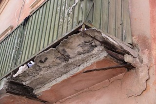 В Каховке насчитали 12 аварийных балконов