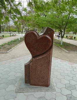 В Херсоне двое пьяных подростков опрокинули монумент "Сердце влюбленных"