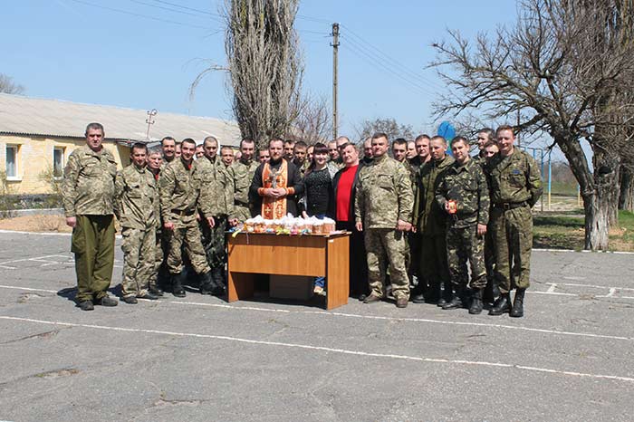 Новокаховские студенты собрали пасхальные куличи для военных