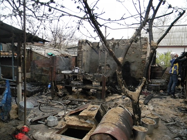 Каховские спасатели защитили от огня жилые дома и гараж