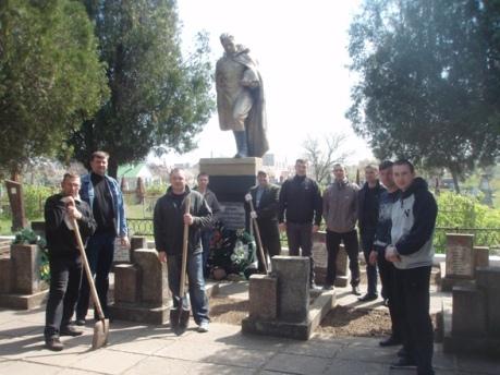 Налоговики Херсона перед праздниками убирали Мемориал погибшим воинам на Сухарке