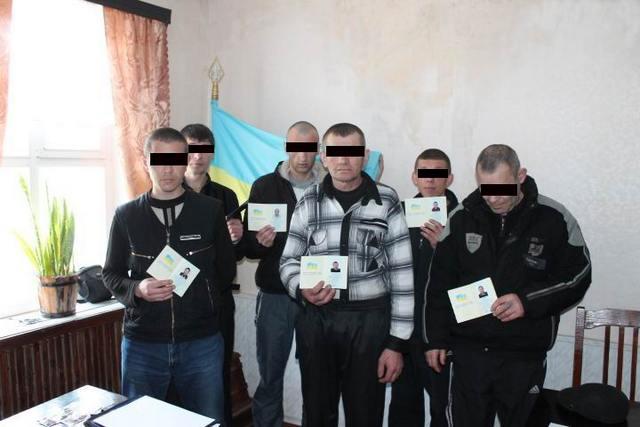 В Голопристанской колонии сразу 6 зэков стали гражданами Украині