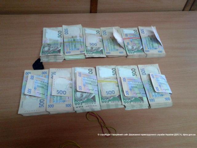 Украинец пытался вывезти из Крыма более 560 тысяч гривен