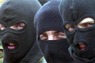 Трое в масках ограбили пенсионеров в Чаплынском районе