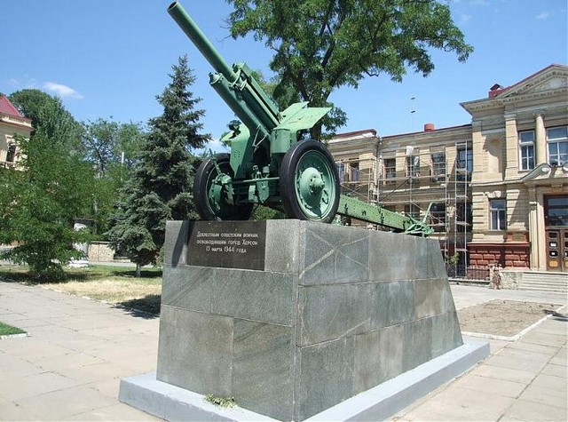 40-лет назад возле краеведческого музея установили памятник с пушкой
