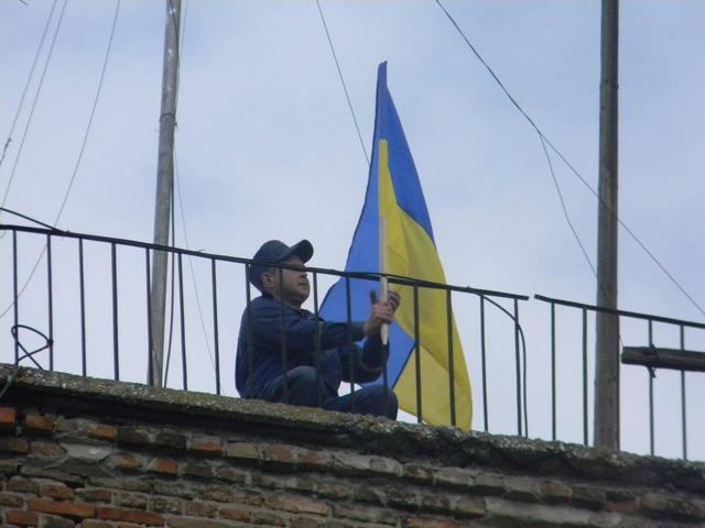 В Каховке праздничное настроение создают с помощью желто-синих флагов