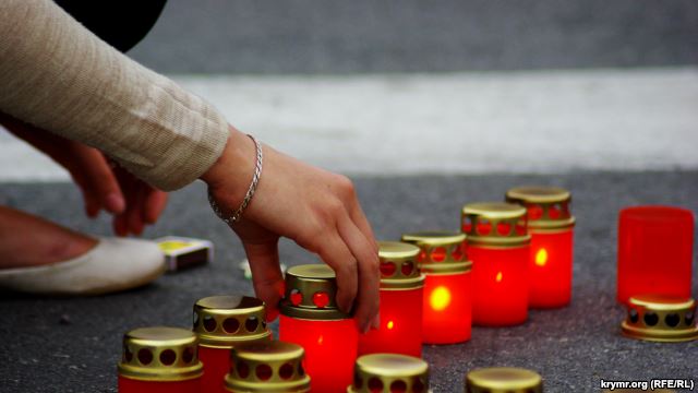 Вчера в Херсоне активисты свечами выложили контуры Крыма
