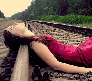 В Новоазовске женщина пыталась лечь под поезд